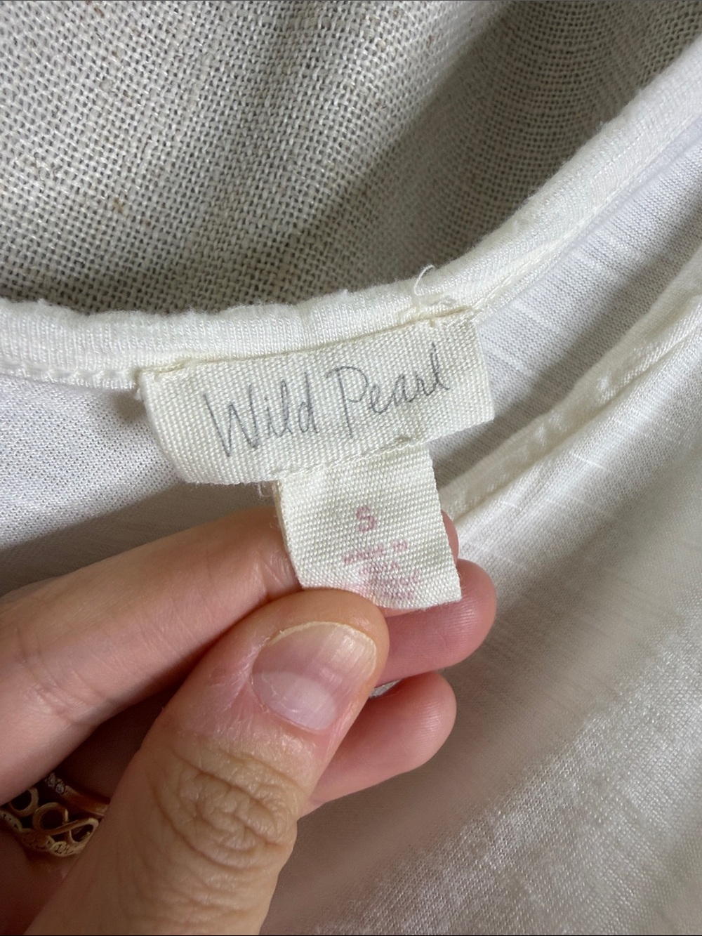 Lightweight White V‑Neck Ruffle Hem Tank Top - Picture 3 of 4